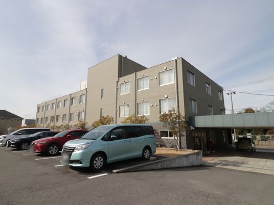 施設外観と駐車場