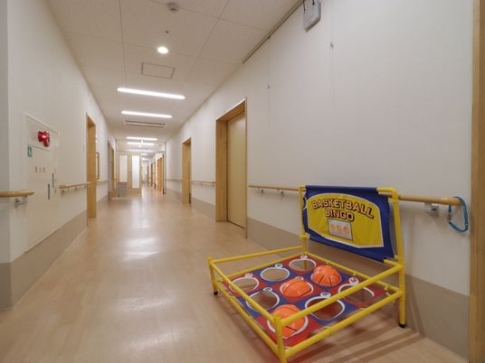 廊下に設置された遊具