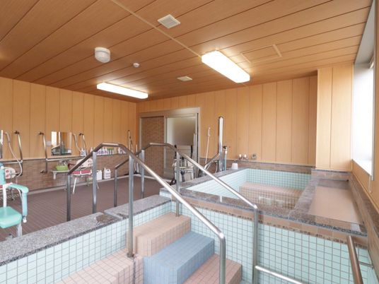 広々とした温水プール
