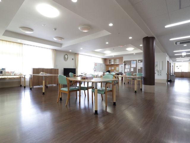 広々とした明るい食堂