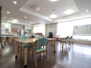 広々とした明るい食堂