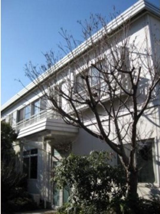 明るい日差しの外観