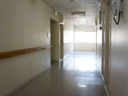 明るく広々とした廊下
