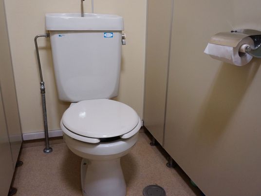 手すり付きのトイレ空間