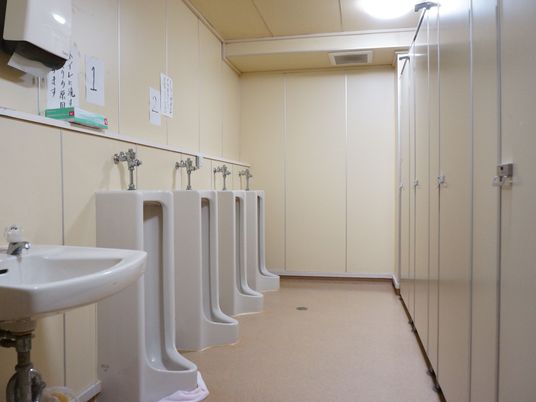 清潔な洗面所とシャワー室