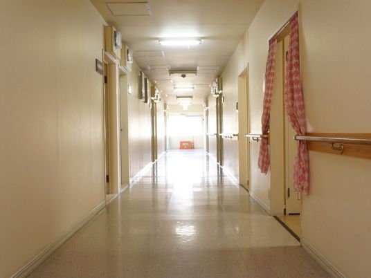 明るく広々とした廊下