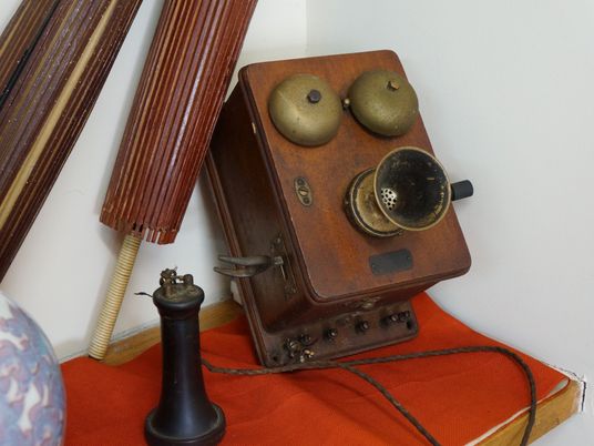 古い電話と和室の装飾