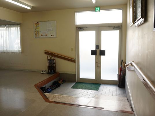 エントランスの明るい廊下