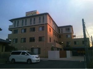 夕暮れ時の建物外観