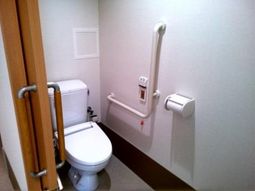 バリアフリー設計のトイレ