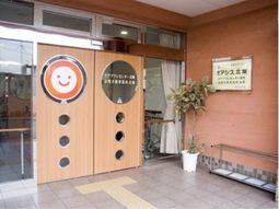 エントランスの明るい空間