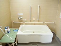 手すり付きの明るい浴室