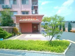 ピンクの建物のエントランス