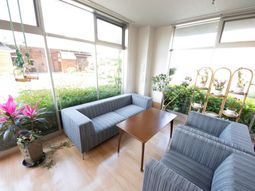 明るいリビングラウンジ