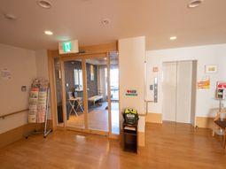 エントランスの明るく広々とした様子