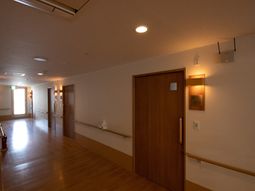 廊下の明るい様子