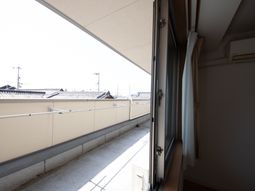 明るい室内とバルコニー