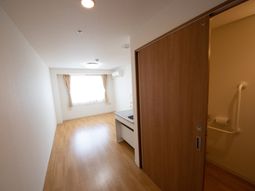 居室の入口と内装