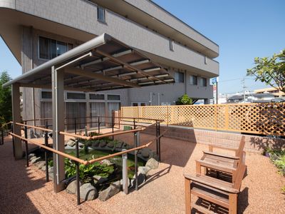 中庭のベンチと噴水