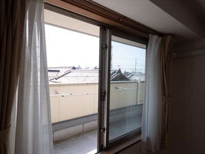 明るい居室の窓