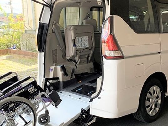 車椅子対応の送迎車  