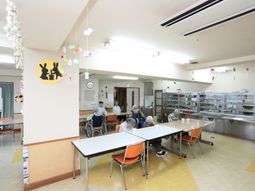 明るい食堂の様子