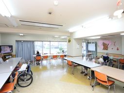 明るい食堂の様子