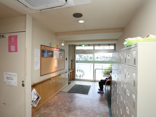 玄関ロビーの清潔な空間