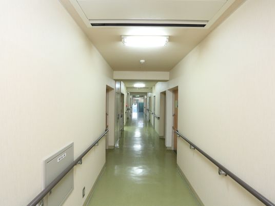 手すり付きの明るい廊下
