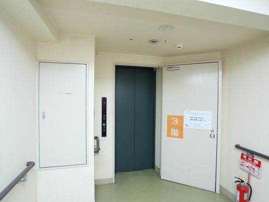 清潔感のある廊下のエレベーター