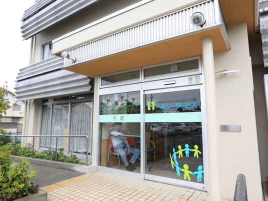 エントランスから見える休憩スペース