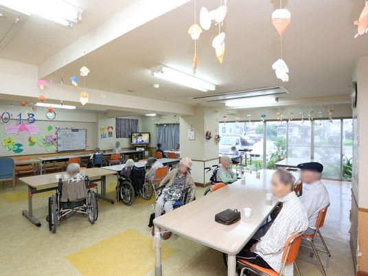 広々とした明るい食堂