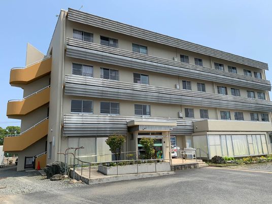 多階層の建物の外観