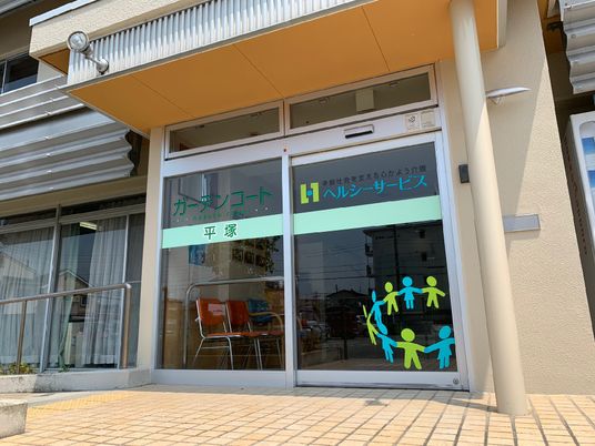 エントランスの明るい外観