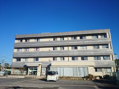 多階層の建物の外観