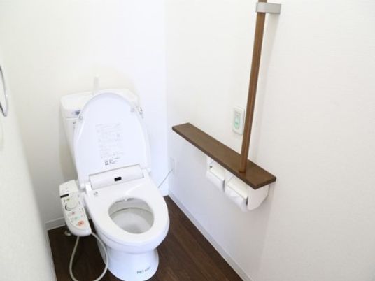 バリアフリー設計の洋式トイレ