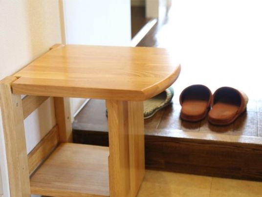 玄関に置かれた木製チェア