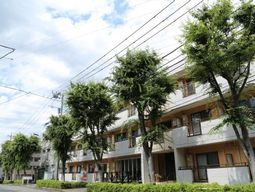清潔感ある建物と緑の外観