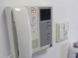 インターホンとスイッチの壁面