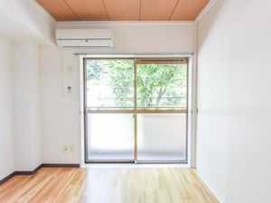 明るい居室の一角