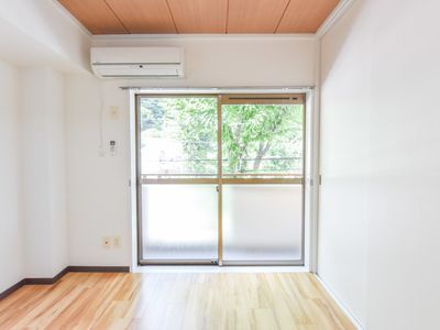 明るい居室の一角