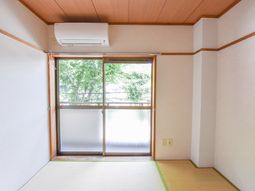 明るい和室の一角