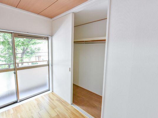 明るい居室の一角