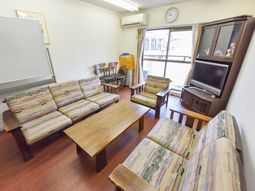 木製家具が揃う居室空間