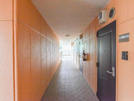 明るい廊下の風景