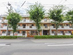 樹木が映る建物の正面