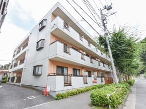 静かな外観の建物