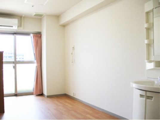 明るい個室の居室