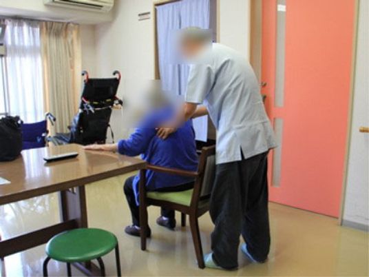 介護スタッフと利用者の様子