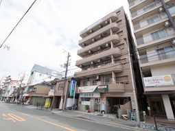 街並みに溶け込む建物外観